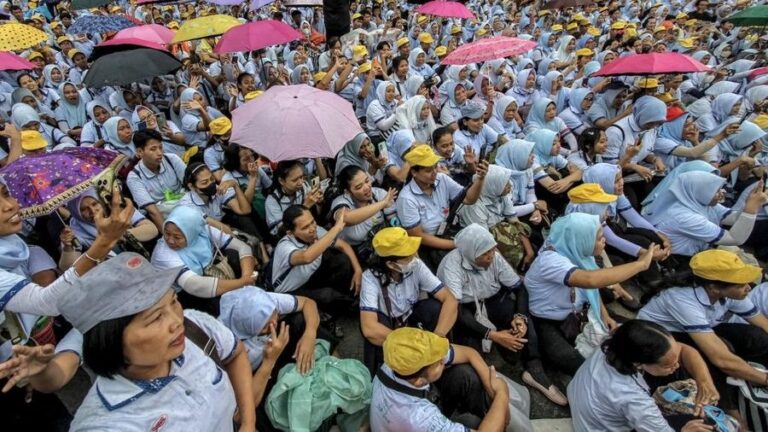 karyawan-pt-sritex-terakhir-melakukan-kerja-di-perusahaannya-di-sukoharjo-jawa-tengah-jumat-2822025-setelah-putusan-pengadilan-1740793954669_169