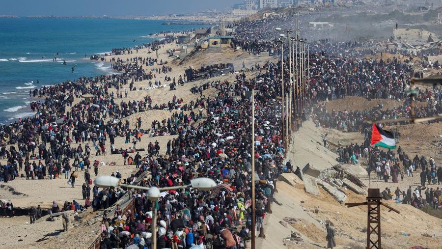 warga-palestina-yang-mengungsi-ke-selatan-atas-perintah-israel-selama-perang-berjalan-kembali-ke-rumah-mereka-di-gaza-utara-di-5_169